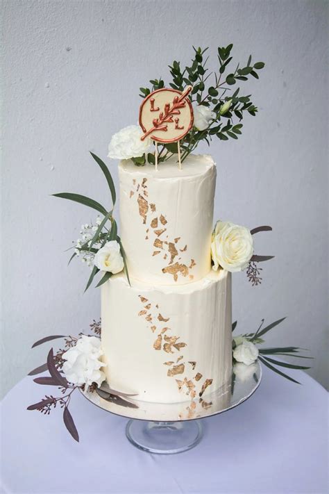 White And Gold Wedding Cake With Cake Topper Coucoucake