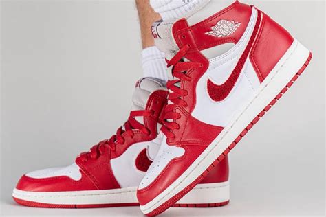 スニダンで購入可7 23発売 Nike WMNS Air Jordan 1 High OG Varsity Red Chenille