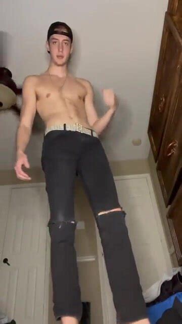 Hot Guys Show Off Feet ThisVid