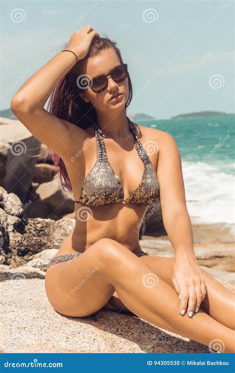 Fille Dans Le Repos Sexy De Bikini La Plage En Pierre Photo Stock Image Of Rotique
