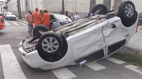 Carro capota após colisão entre dois veículos e deixa passageira