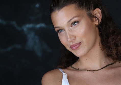 Bella Hadid et son maillot de bain nous font rougir - Elle