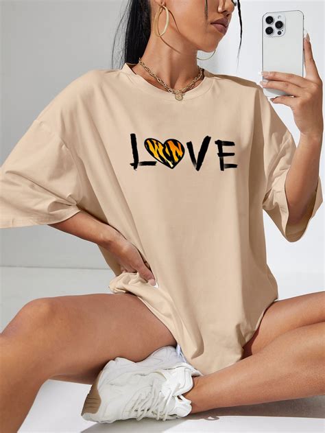 Camiseta Grande Padrão de coração de amor e letra Ombro caído