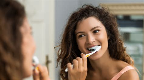 How to Properly Brush Your Teeth: Step by Step