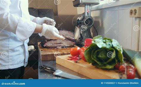 Corte De Un Pedazo Grande De Carne Ahumada En Un Tablero De Madera