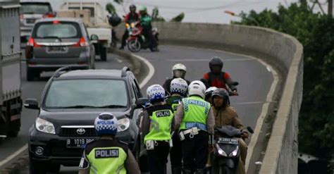 Polisi Putar Balikkan Kendaraan Yang Akan Keluar Dari Jakarta