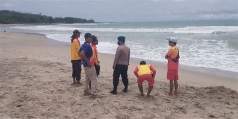 Terseret Ombak Wisatawan Asal Bekasi Tenggelam Di Pantai Sawarna