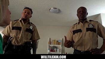 Nena rubia atlética Kyla Keys es follada por dos oficiales de seguridad XVIDEOS