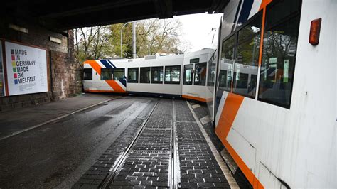 Mannheim Stra Enbahn Entgleist Nach Unfall Dramatische Szenen Mit