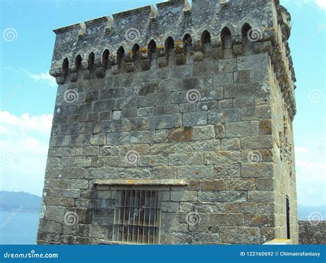 El Castillo De Monterreal Es Un Castillo En Ria De Vigo Y El Valle Del