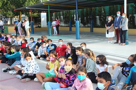 El Ceip Los Campanales Recibe A Un Grupo De Alumnos Y Docentes De