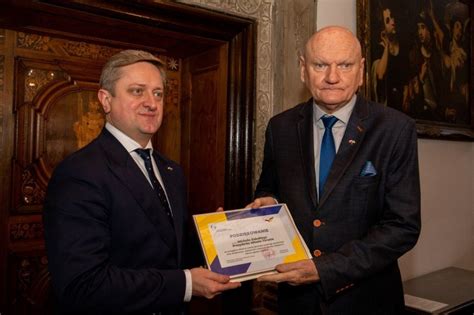 Toruń otrzymał dyplom Ambasador Ukrainy dziękuje za pomoc Toruń