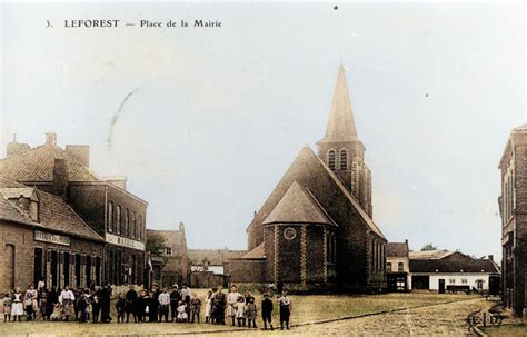 Leforest Place de Leforest Église au centre et la Mairie à gauche