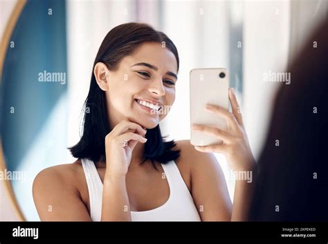 Miroir selfie femme heureuse et téléphone beauté et soins de la peau