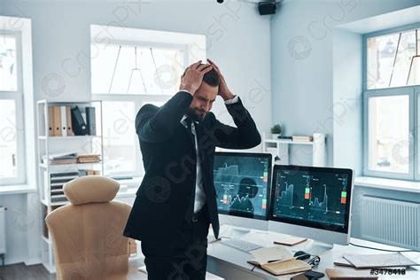 Joven Frustrado En Ropa Formal Pasando Por Estr S Emocional Foto De