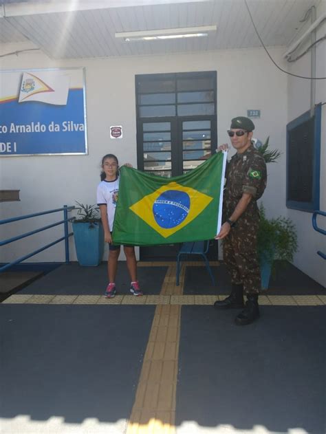 Tiro De Guerra Entrega Bandeiras Para Escolas Prefeitura De Fernand Polis