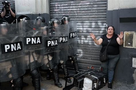 La Jornada Argentina Manifestantes Chocan Con La Polic A En Reclamo