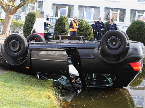 Seniorin Gibt Zu Viel Gas Und Landet Mit Auto In Teich