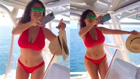 Toma asiento Salma Hayek celebra su cumpleaños elevando la temperatura en su bikini rojo