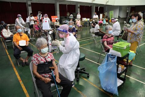 民眾對疫苗疑慮出現緩打潮 嘉義縣第三波疫苗接種 下修75歲以上長輩及65歲以上原住民621起開打 台灣華報