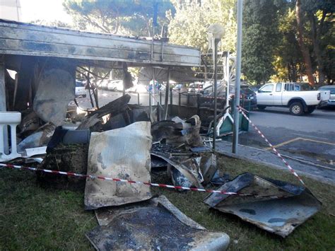 Viareggio Incendio Distrugge Un Chiosco Il Fumo Invade Un Condominio