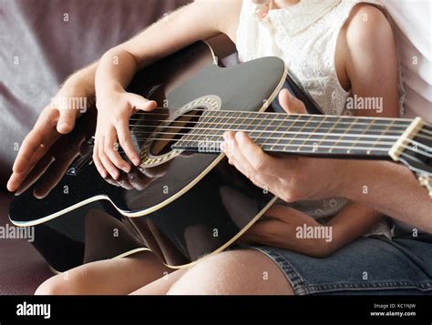 Hija De Pap Les Ense A A Tocar La Guitarra Fotograf A De Stock Alamy