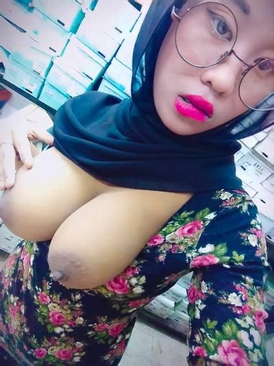 Bertudung Milf Tayang Tetek Besar Tumbex