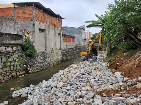 Prefeitura trabalha na contenção das margens do Córrego Ponte Rasa