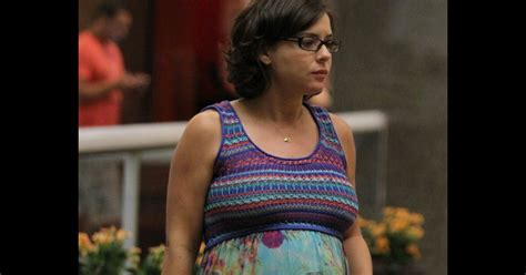 Grávida Regiane Alves passeia o marido em shopping do Rio e exibe