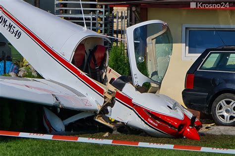 Pilotowi udało się wyjść z maszyny o własnych siłach jest opatrywany