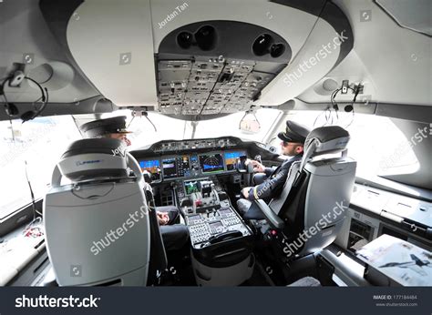 1,104 Dreamliner Cockpit Images, Stock Photos & Vectors | Shutterstock