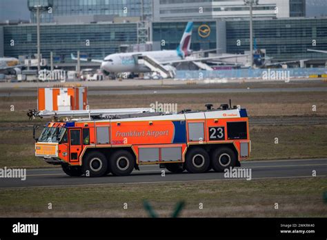 Ein Loeschfahrzeug Der Flughafen Feuerwehr Faehrt Ueber Da Vorfeld Am