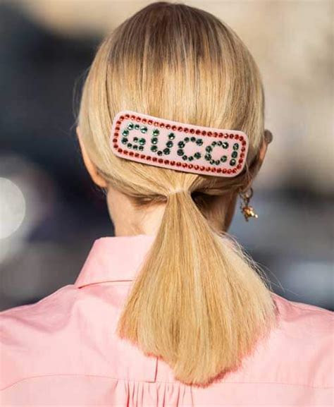 Das Haar Accessoire Der Scrunchie Ist Zur Ck