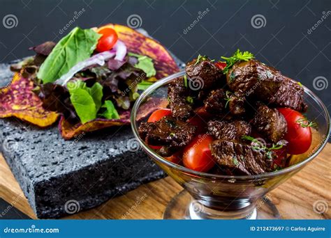 Bistecca Di Manzo Grigliata A Fette E Insalata Con Pomodori E Rucola