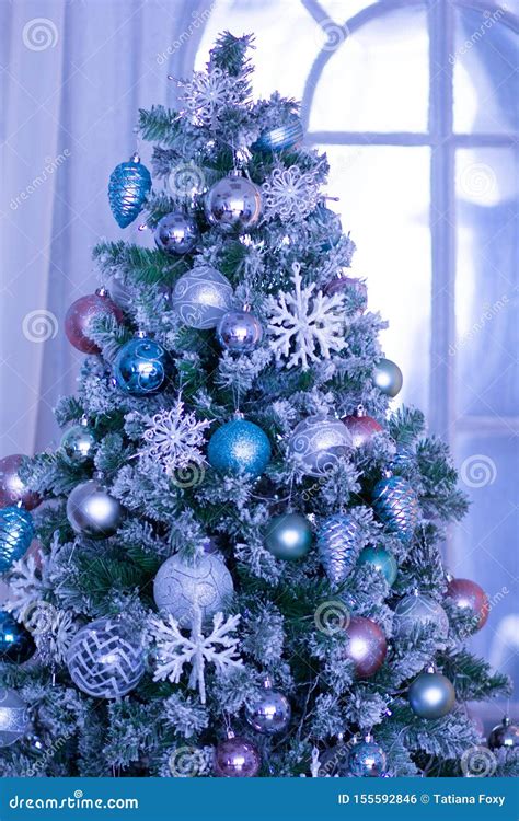 Árbol De Navidad Adornado Con Las Bolas Y Los Copos De Nieve Azules En