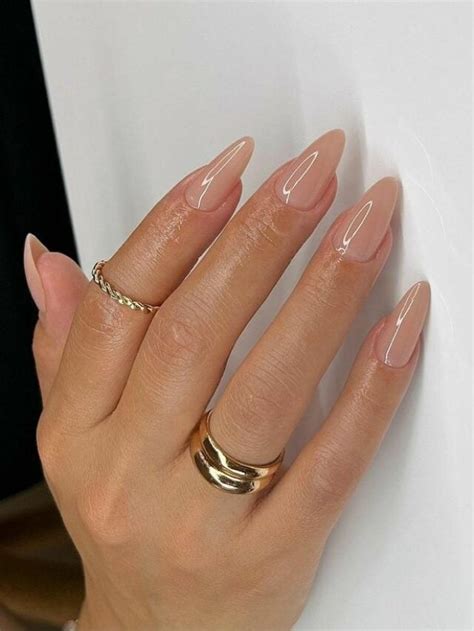 O esmalte nude é a escolha perfeita para unhas elegantes