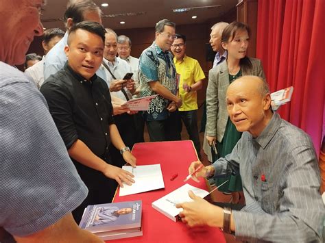 Lee Lam Thye Donates RM100 000 To Charity From Autobiography Sales Video