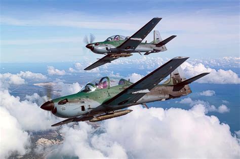 Se Enfrentan Un A Warthog Y El A Super Tucano