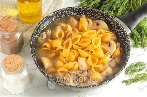 Макароны с фаршем и грибами на сковороде — рецепт с фото пошагово