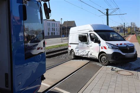 Schwerer Crash In Rostock Transporter Und Stra Enbahn Krachen Zusammen