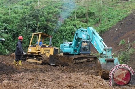 Longsor Landa Jalur Selatan Talegong Bandung Akses Jalan Tertutup