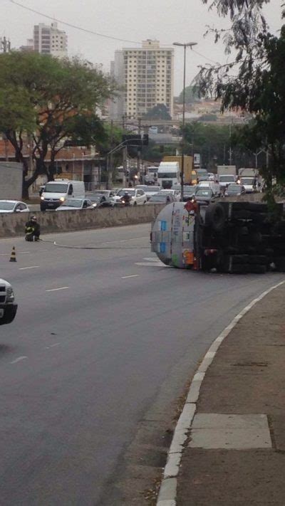 Caminhão tomba após colisão na Avenida Salim Farah Maluf Mobilidade Sampa