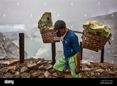 Indonesias Ijen Volcano Hi Res Stock Photography And Images Alamy