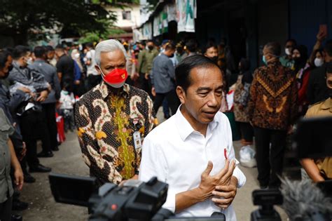 Ganjar Dampingi Jokowi Cek Harga Bahan Pokok Di Pasar Tradisional