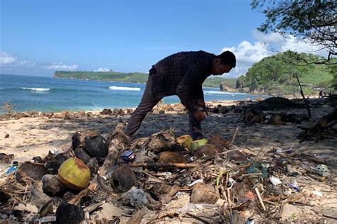 Miris Pantai Terbaik Pinrang Tampak Jorok Oleh Sampah Plastik Dan Kayu