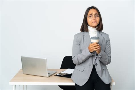 Joven Mujer De Negocios Latina Que Trabaja En Una Oficina Aislada Sobre Fondo Blanco Riendo