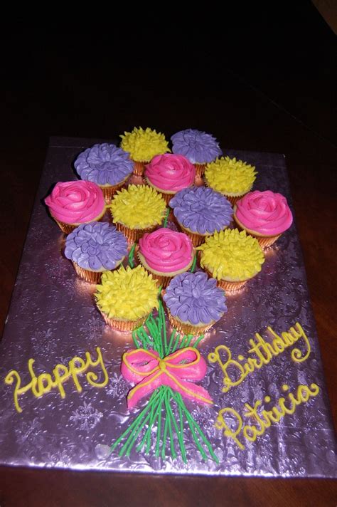 Cupcake Flower Bouquet Very Quick And Easy Used Wilton Tips 103 2d And 81 To Make The Flowers