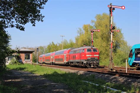 DB 218 435 6 zieht ihre RB85 von Neustadt Holst nach Lübeck Hbf durch