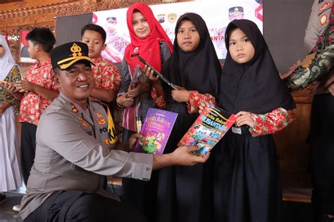 Aksi Polres Sukoharjo Bagikan Seribu Buku Ternyata Ini Tujuannya