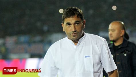 Eduardo Almeida Tolak Mundur Dari Kursi Pelatih Arema FC TIMES Indonesia